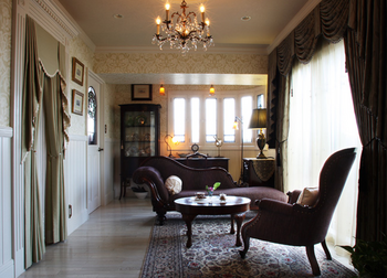 いかにもヨーロッパな雰囲気のアンティーク家具のインテリア部屋.png