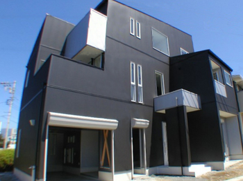 大きな黒い外壁の新築.png