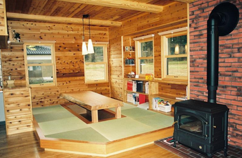 暖炉と木の壁が最高にかっこいい畳部屋の内装.png